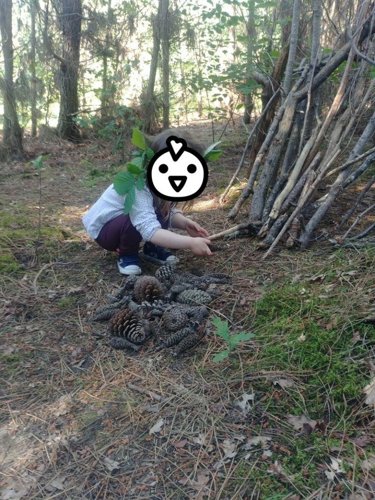 construction de cabane+couronne de feuilles